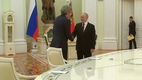 DRAGI EMIRE, DRAGO MI JE DA VAS VIDIM: Putin u četiri oka sa Kusturicom (FOTO/VIDEO) DRAGI EMIRE, DRAGO MI JE DA VAS VIDIM: Putin u četiri oka sa Kusturicom (FOTO/VIDEO)