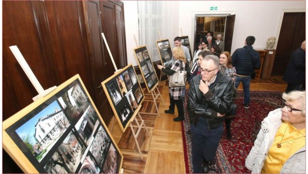 СЕЋАЊЕ НА МАРТОВСКЕ ПОГРОМЕ : Две потресне изложбе у Матици српској СЕЋАЊЕ НА МАРТОВСКЕ ПОГРОМЕ : Две потресне изложбе у Матици српској