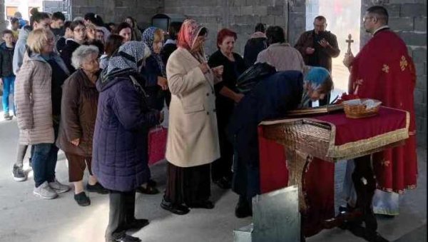 МОЛИТВА ПОД НОВИМ КРОВОМ: :У Православној цркви у Банатској Тополи освећење на Петровдан (ФОТО) МОЛИТВА ПОД НОВИМ КРОВОМ: :У Православној цркви у Банатској Тополи освећење на Петровдан (ФОТО)