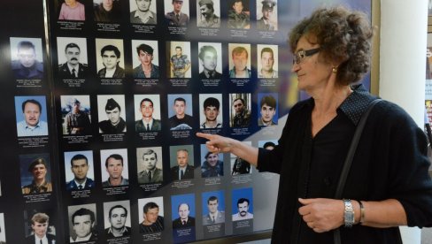 ЧЕТВРТ ВЕКА НИЈЕ ДОВОЉНО ДА МАЈКА ОПЛАЧЕ ТРИ СИНА: Пуних је 25 година откако је, погибијом на КиМ сина Срђана, почела трагедија Милића ЧЕТВРТ ВЕКА НИЈЕ ДОВОЉНО ДА МАЈКА ОПЛАЧЕ ТРИ СИНА: Пуних је 25 година откако је, погибијом на КиМ сина Срђана, почела трагедија Милића