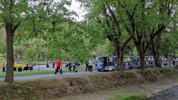 АТРАКЦИЈА ЗА СВЕ УЗРАСТЕ: И ове године туристички возић крстари Врњачком Бањом АТРАКЦИЈА ЗА СВЕ УЗРАСТЕ: И ове године туристички возић крстари Врњачком Бањом