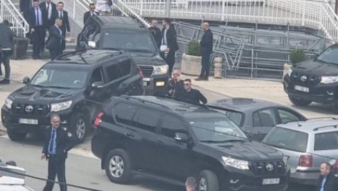 KURTI ISPRED OPŠTINE ZUBIN POTOK: Opsadno stanje - duge cevi, džipovi... (FOTO) KURTI ISPRED OPŠTINE ZUBIN POTOK: Opsadno stanje - duge cevi, džipovi... (FOTO)