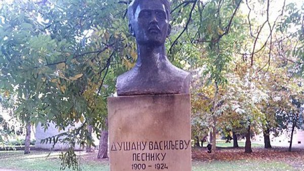 ВАСИЉЕВА НЕМА ВИШЕ КО ДА ЧИТА: Стогодишњица смрти великог писца открила поразне чињенице у српској култури ВАСИЉЕВА НЕМА ВИШЕ КО ДА ЧИТА: Стогодишњица смрти великог писца открила поразне чињенице у српској култури