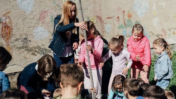 ГРАДОНАЧЕЛНИЦА ВРШЦА ЗАВРНУЛА РУКАВЕ И САДИЛА ДРВЕЋЕ: Оплемењено двориште вртића „Колибри“, учествовала и деца