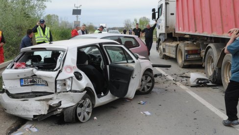 KARAMBOL NA MOSTU, IMA POVREĐENIH: Saobraćajna nesreća na Ibarskoj magistrali kod Kraljeva (FOTO) KARAMBOL NA MOSTU, IMA POVREĐENIH: Saobraćajna nesreća na Ibarskoj magistrali kod Kraljeva (FOTO)