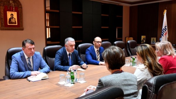 УГРОЖАВАЈУ ОПСТАНАК СРБА: Међународна заједница континуирано награђује Приштину УГРОЖАВАЈУ ОПСТАНАК СРБА: Међународна заједница континуирано награђује Приштину