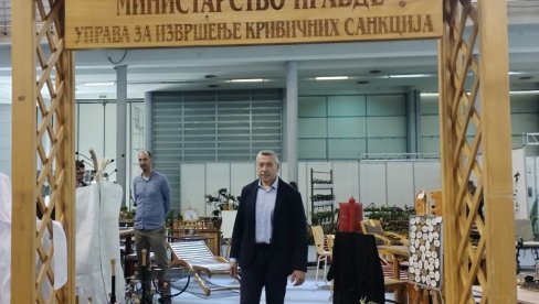 RAKIJA I SOKOVI SA EKONOMIJE SMEDEREVSKOG ZATVORA: Na sajmu hortikulture proizvode izlaže šest kazneno - popravnih ustanova RAKIJA I SOKOVI SA EKONOMIJE SMEDEREVSKOG ZATVORA: Na sajmu hortikulture proizvode izlaže šest kazneno - popravnih ustanova