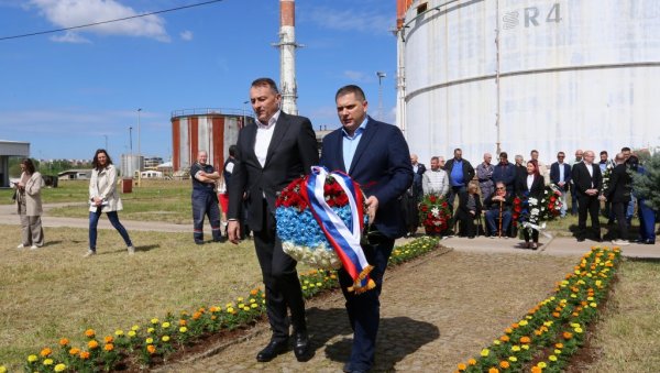 НАТО БОМБЕ УБИЛЕ СЛОБОДАНА НА РАДНОМ МЕСТУ: Положени венци на спомен - обележје раднику Београдских електрана који је погинуо 1999.године НАТО БОМБЕ УБИЛЕ СЛОБОДАНА НА РАДНОМ МЕСТУ: Положени венци на спомен - обележје раднику Београдских електрана који је погинуо 1999.године