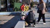 LJUDI PALE SVEĆE ZA DANKU, MALOG ANĐELA: Potresne slike - Građani Bora ostavljaju cveće za nastradalu devojčicu (FOTO)