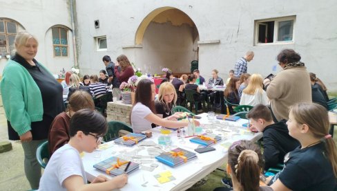 STAKLO KAO PLATNO: Kreativci Paraćina pridružili se obeležavanju Evropskih dana umetničkih zanata STAKLO KAO PLATNO: Kreativci Paraćina pridružili se obeležavanju Evropskih dana umetničkih zanata