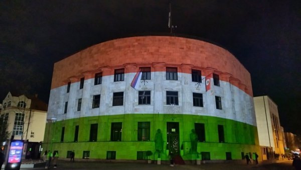 ПАЛАТА РЕПУБЛИКЕ СРПСКЕ ОСВЕТЉЕНА У БОЈАМА МАЂАРСКЕ ЗАСТАВЕ: Додик - Орбан је доказани и искрен пријатељ Српске ПАЛАТА РЕПУБЛИКЕ СРПСКЕ ОСВЕТЉЕНА У БОЈАМА МАЂАРСКЕ ЗАСТАВЕ: Додик - Орбан је доказани и искрен пријатељ Српске
