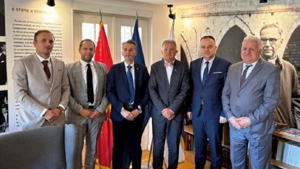 ПРИЈЕМ ЗА АМБАСАДОРА У КУЋИ НОБЕЛОВЦА: Амбасадор Србије Небојша Родић посетио Херцег Нови ПРИЈЕМ ЗА АМБАСАДОРА У КУЋИ НОБЕЛОВЦА: Амбасадор Србије Небојша Родић посетио Херцег Нови