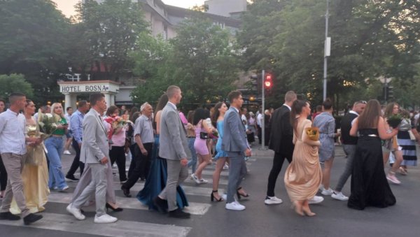 ТРОШКОВИ МАТУРЕ „БАЦАЈУ“ РОДИТЕЉЕ У КРЕДИТ: Ево колико у Српској кошта припрема матураната за најлепше вече ТРОШКОВИ МАТУРЕ „БАЦАЈУ“ РОДИТЕЉЕ У КРЕДИТ: Ево колико у Српској кошта припрема матураната за најлепше вече