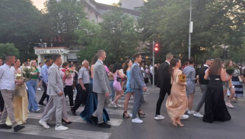 TROŠKOVI MATURE „BACAJU“ RODITELJE U KREDIT: Evo koliko u Srpskoj košta priprema maturanata za najlepše veče TROŠKOVI MATURE „BACAJU“ RODITELJE U KREDIT: Evo koliko u Srpskoj košta priprema maturanata za najlepše veče
