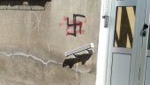 КУКАСТИ КРСТ ПОРЕД УЛАЗА У СТАМБЕНУ ЗГРАДУ: Центар Пожаревца на удару хулигана КУКАСТИ КРСТ ПОРЕД УЛАЗА У СТАМБЕНУ ЗГРАДУ: Центар Пожаревца на удару хулигана