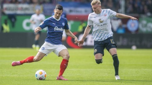 КАКО СА ОВАКВИМ НАПАДИМА ПОБЕЋИ СА ДНА ТАБЕЛЕ? Ако ништа друго одбране су затегнуте па не очекујте голеаду у дербију зачеља Цвајте