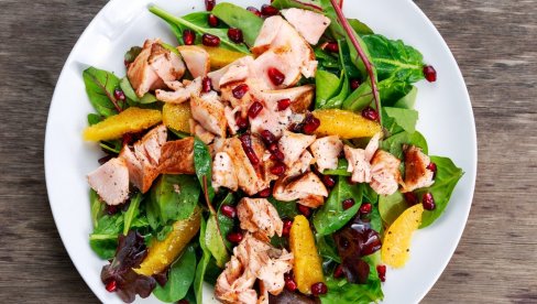 SALATA OD LOSOSA: Raskošna i osvežavajuća, savršena za večeru SALATA OD LOSOSA: Raskošna i osvežavajuća, savršena za večeru