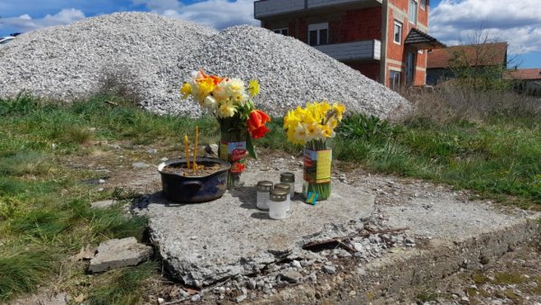 ЦВЕЋЕ И СВЕЋЕ НА МЕСТУ ГДЕ ЈЕ СТРАДАЛА ДАНКА: Тужан призор из Бањског поља (ВИДЕО) ЦВЕЋЕ И СВЕЋЕ НА МЕСТУ ГДЕ ЈЕ СТРАДАЛА ДАНКА: Тужан призор из Бањског поља (ВИДЕО)