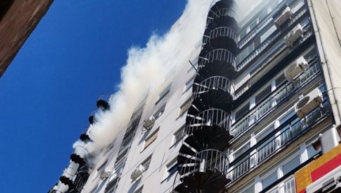 GUST DIM KULJA SA DEVETOG SPRATA: Prve slike požara na Novom Beogradu (FOTO) GUST DIM KULJA SA DEVETOG SPRATA: Prve slike požara na Novom Beogradu (FOTO)