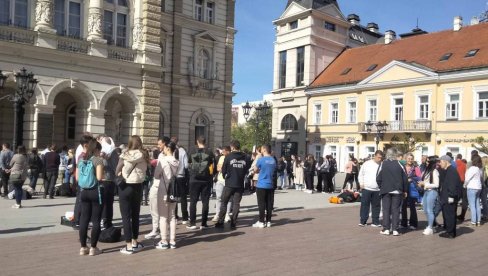 MANIFESTACIJA NA NOVOSADSKOM TRGU SLOBODE Vežbanje pod „Kišobranom za sve“ MANIFESTACIJA NA NOVOSADSKOM TRGU SLOBODE Vežbanje pod „Kišobranom za sve“