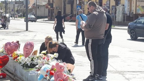 BELI MEDA ZA UBIJENU ĆERKU: Srce da pukne - Roditelji male Danke došli da upale sveću mezimici (FOTO)