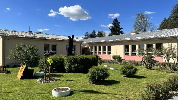 НОВИ ПРОЗОРИ ПОСЛЕ 60 ГОДИНА: Завршена прва фаза реконструкција осмолетке у Дудовици НОВИ ПРОЗОРИ ПОСЛЕ 60 ГОДИНА: Завршена прва фаза реконструкција осмолетке у Дудовици