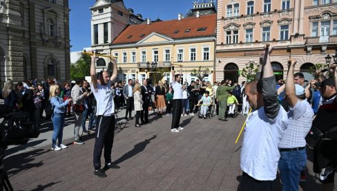 ПРОГРАМ ПОВОДОМ ДАНА АУТИЗМА ПРИРЕЂЕН НА НОВОСАДСКОМ ТРГУ СЛОБОДЕ: Деца, уз помоћ наставника, изводила вежбе