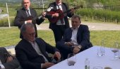 „СРПКИЊА ЈЕ МЕНЕ МАЈКА РОДИЛА“: Додик испратио Орбана, па запевао (ВИДЕО) „СРПКИЊА ЈЕ МЕНЕ МАЈКА РОДИЛА“: Додик испратио Орбана, па запевао (ВИДЕО)