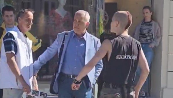ЈЕЗИВЕ УВРЕДЕ И ПРЕТЊЕ: Младић напао активисту СНС-а у Новом Саду, о свему се огласио и Градски одбор странке (ВИДЕО) ЈЕЗИВЕ УВРЕДЕ И ПРЕТЊЕ: Младић напао активисту СНС-а у Новом Саду, о свему се огласио и Градски одбор странке (ВИДЕО)