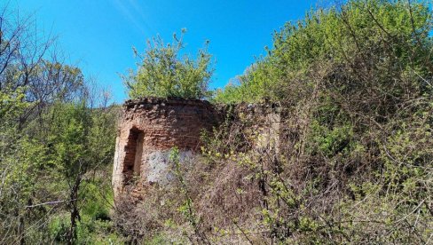 NA OLTARU NAŠE SVETINJE ALBANCI NAPRAVILI DEPONIJU: Crkva u selu Dobrčane, oskrnavljena, paljena i na kraju minirana (FOTO/VIDEO) NA OLTARU NAŠE SVETINJE ALBANCI NAPRAVILI DEPONIJU: Crkva u selu Dobrčane, oskrnavljena, paljena i na kraju minirana (FOTO/VIDEO)