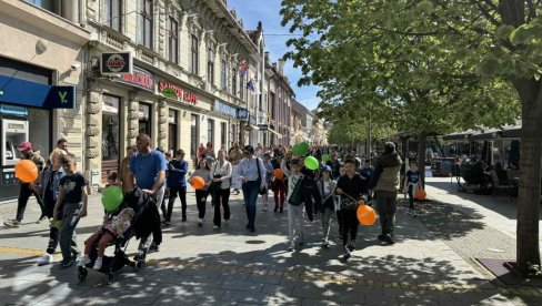 TRADICIONALNA ŠARENA POVORKA: Povodom Svetakog dana osoba sa autizmom šetnja u glavnoj ulici Zrenjanina (FOTO)