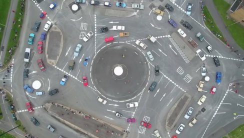 OVO JE SAOBRAĆAJNI PAKAO Kružni tok sa čak sedam traka (VIDEO) OVO JE SAOBRAĆAJNI PAKAO Kružni tok sa čak sedam traka (VIDEO)