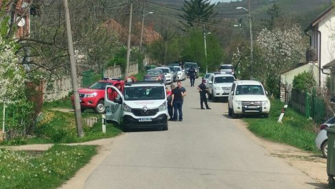 ПОЛИЦИЈА ДОВЕЛА УБИЦУ ДАНКЕ У КУЋУ ДРАГИЈЕВИЋА: Спровели га са лисицама, ево шта се дешава у Злоту (ВИДЕО)