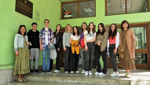 BRAVO ZA PARAĆINSKE GIMNAZIJALCE: Odlični na Okružnom takmičenju iz srpskog jezika BRAVO ZA PARAĆINSKE GIMNAZIJALCE: Odlični na Okružnom takmičenju iz srpskog jezika