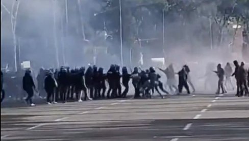 UŽASNE SCENE U RIMU: Žestoka tuča navijača Rome i Lacija UŽASNE SCENE U RIMU: Žestoka tuča navijača Rome i Lacija