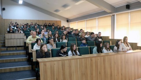 DAN OTVORENIH VRATA U SREDNJOJ EKONOMSKO-TRGOVINSKOJ ŠKOLI U SMEDEREVU: Osmaci upoznati sa smerovima i programom nastave ( FOTO)