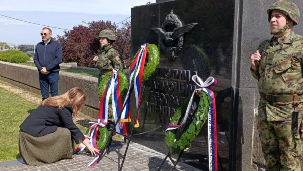 СЕЋАЊЕ НА АПРИЛСКО БОМБАРДОВАЊЕ БЕОГРАДА: Положени венци на спомен - обележја у граду (ФОТО) СЕЋАЊЕ НА АПРИЛСКО БОМБАРДОВАЊЕ БЕОГРАДА: Положени венци на спомен - обележја у граду (ФОТО)