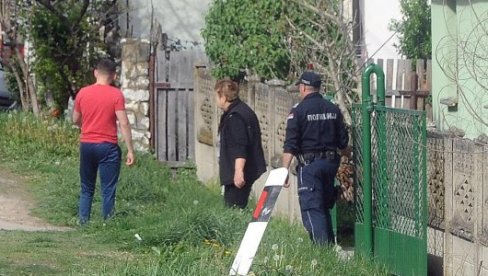 MAJKA OSUMNJIČENOG ZA UBISTVO MALE DANKE DOVEDENA NA GROBLJE: Jedan sin joj preminuo, drugi u pritvoru MAJKA OSUMNJIČENOG ZA UBISTVO MALE DANKE DOVEDENA NA GROBLJE: Jedan sin joj preminuo, drugi u pritvoru