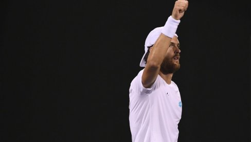 PRIREDILI IZNENAĐENJE ZA PAMĆENJE: Đoković, Federer i Nadal poklonili su se svom rivalu (FOTO/VIDEO) PRIREDILI IZNENAĐENJE ZA PAMĆENJE: Đoković, Federer i Nadal poklonili su se svom rivalu (FOTO/VIDEO)