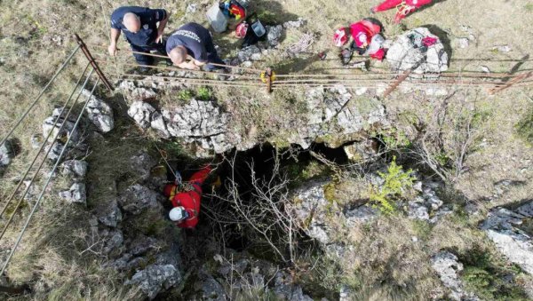ХИТНО СЕ ОГЛАСИО МУП: На овој локацији траже Данкино тело, јама је дубока 70 метара (ФОТО) ХИТНО СЕ ОГЛАСИО МУП: На овој локацији траже Данкино тело, јама је дубока 70 метара (ФОТО)