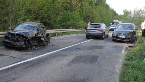 AUDI GOTOVO SMRSKAN: Saobraćajna nesreća kod Kraljeva, ima više povređenih (FOTO) AUDI GOTOVO SMRSKAN: Saobraćajna nesreća kod Kraljeva, ima više povređenih (FOTO)