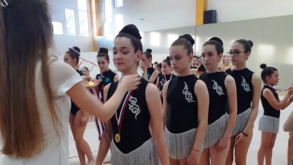 ЗЛАТНА ОДЛИЧЈА ЗА ПАРАЋИНКЕ: Четири медаље за гимнастичарке у Свилајнцу (ФОТО) ЗЛАТНА ОДЛИЧЈА ЗА ПАРАЋИНКЕ: Четири медаље за гимнастичарке у Свилајнцу (ФОТО)