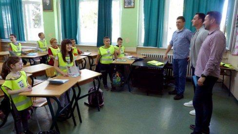 PAŽLJIVKO ZA BEZBEDNOST DECE: Poklon za učenike OŠ Boško Palkovljević Pinki PAŽLJIVKO ZA BEZBEDNOST DECE: Poklon za učenike OŠ Boško Palkovljević Pinki