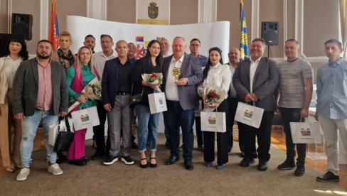 POBOLJŠANJE ŽIVOTA LESKOVAČKIH ROMA: Svetski dan Roma obeležen tradicionalnim prijemom u sedištu grada POBOLJŠANJE ŽIVOTA LESKOVAČKIH ROMA: Svetski dan Roma obeležen tradicionalnim prijemom u sedištu grada