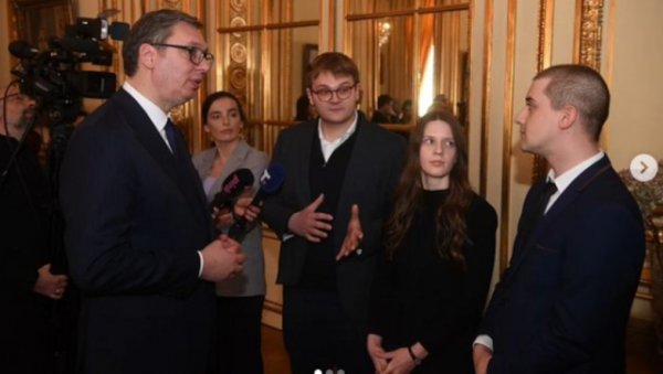 ОНИ СУ ПОНОС СРБИЈЕ, СПРЕМНИ СУ ДА ПОМОГНУ СВОЈИМ ЗНАЊЕМ: Вучић са члановима Српског нуклеарног друштва у Француској (ФОТО) ОНИ СУ ПОНОС СРБИЈЕ, СПРЕМНИ СУ ДА ПОМОГНУ СВОЈИМ ЗНАЊЕМ: Вучић са члановима Српског нуклеарног друштва у Француској (ФОТО)