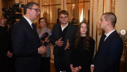 ОНИ СУ ПОНОС СРБИЈЕ, СПРЕМНИ СУ ДА ПОМОГНУ СВОЈИМ ЗНАЊЕМ: Вучић са члановима Српског нуклеарног друштва у Француској (ФОТО) ОНИ СУ ПОНОС СРБИЈЕ, СПРЕМНИ СУ ДА ПОМОГНУ СВОЈИМ ЗНАЊЕМ: Вучић са члановима Српског нуклеарног друштва у Француској (ФОТО)