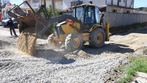 NOVI ASFALT U UGRINOVCIMA: Putari rade na obodu Zemuna NOVI ASFALT U UGRINOVCIMA: Putari rade na obodu Zemuna