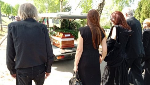 KRENULA POVORKA: Ispraćaj Slađane Milošević na večni počinak (VIDEO) KRENULA POVORKA: Ispraćaj Slađane Milošević na večni počinak (VIDEO)