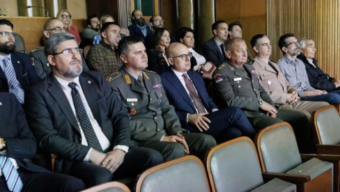 HEROJ - KOMANDANT BOJNOG BRODA: Vučević na pretpremijeri filma Drava se ne predaje (FOTO) HEROJ - KOMANDANT BOJNOG BRODA: Vučević na pretpremijeri filma Drava se ne predaje (FOTO)