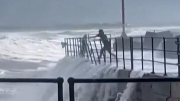 ТРАГЕДИЈА ИЗБЕГНУТА У ПОСЛЕДЊЕМ ТРЕНУТКУ: Велики талас повукао девојчицу у воду, отац није оклевао ни секунде - Успео да је спасе ТРАГЕДИЈА ИЗБЕГНУТА У ПОСЛЕДЊЕМ ТРЕНУТКУ: Велики талас повукао девојчицу у воду, отац није оклевао ни секунде - Успео да је спасе